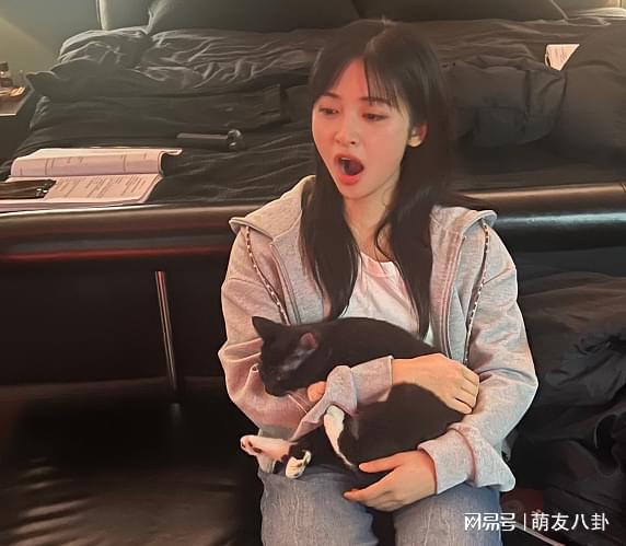 枪哥与沈月揭惊喜“表姐弟”关系！pg电子试玩平台竞娱跨界友情：圣(图5)